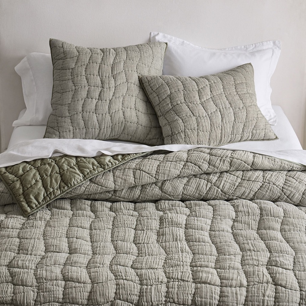 NWT! Pottery Barn Hand Quilted Cloud Quilt Linen/Cotton in Loden Green - Queen